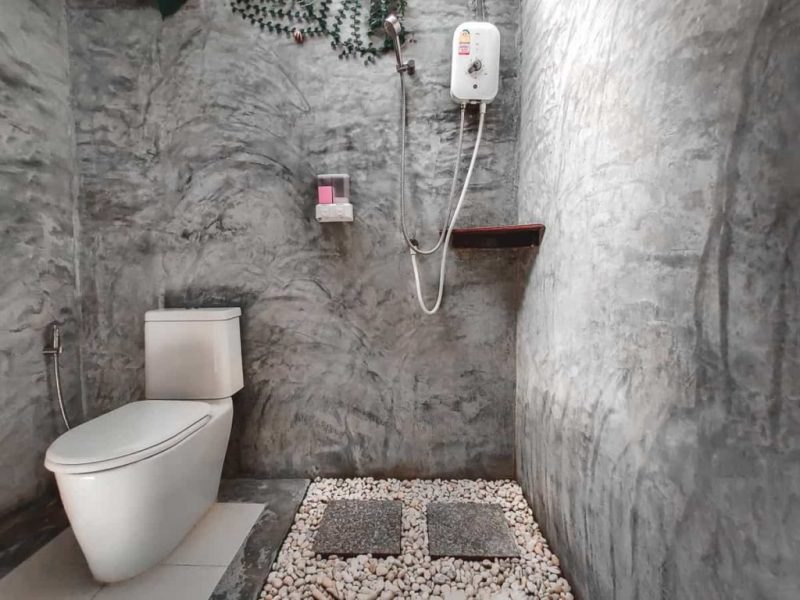 Deluxe triple room bathroom toilet shower