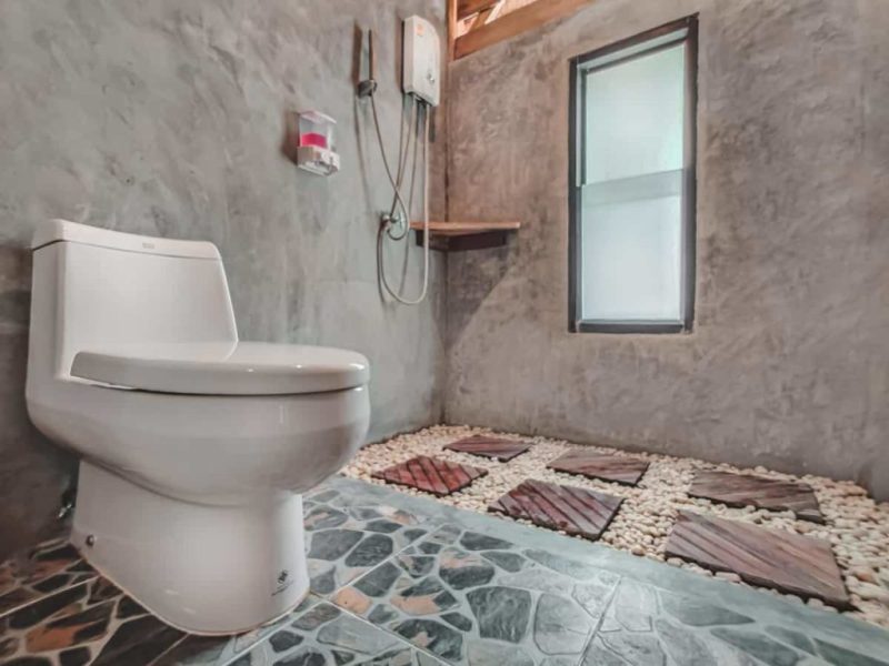 Doppelzimmer Toilette Dusche Holz Steine