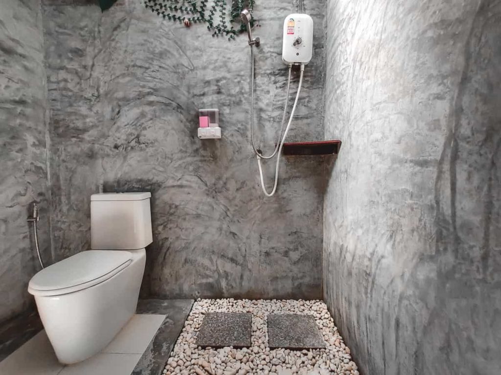 Chambre triple de luxe salle de bain toilettes douche