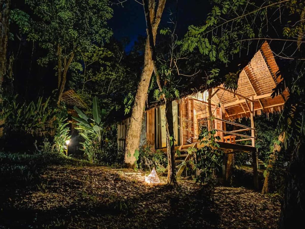 Chambre double à l'extérieur des lumières de nuit luxuriantes