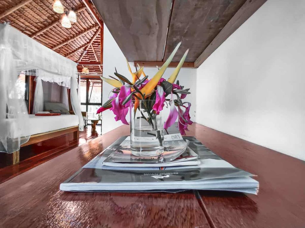 Familienzimmer Balkon Eingang Blumen Zeitschrift