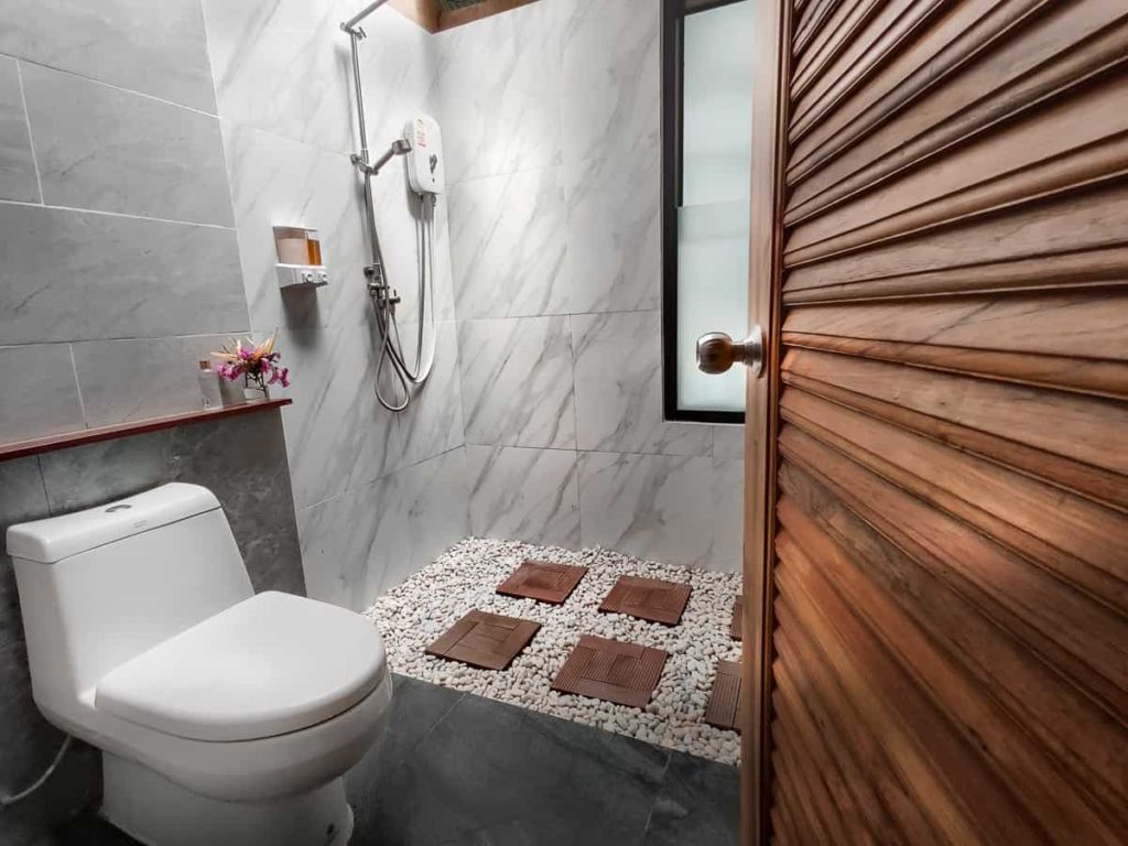 Familienzimmer Balkon Moderner WC Dusche