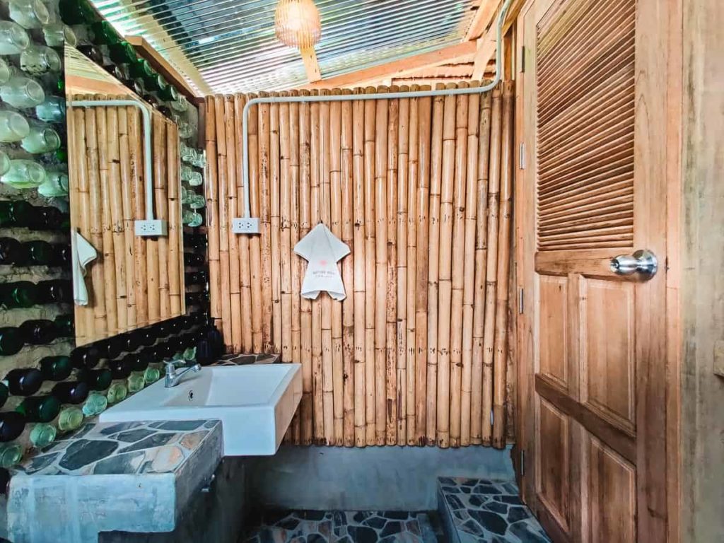 Familienzimmer Terrasse Bad Waschbecken Bambus